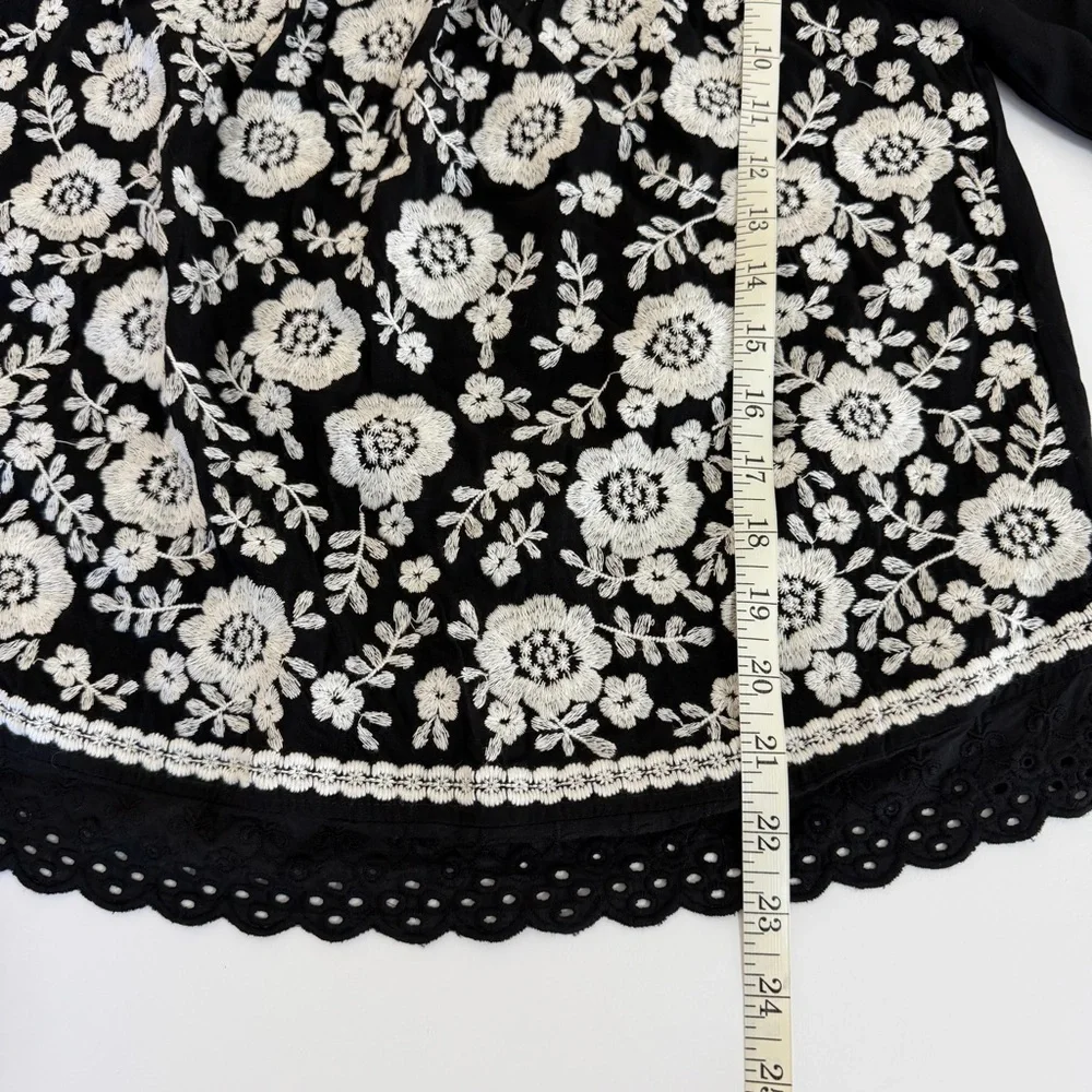Savanna Jane Women's Embroidered Floral Boho Top Black/White Size Small - Picture 8 of 9